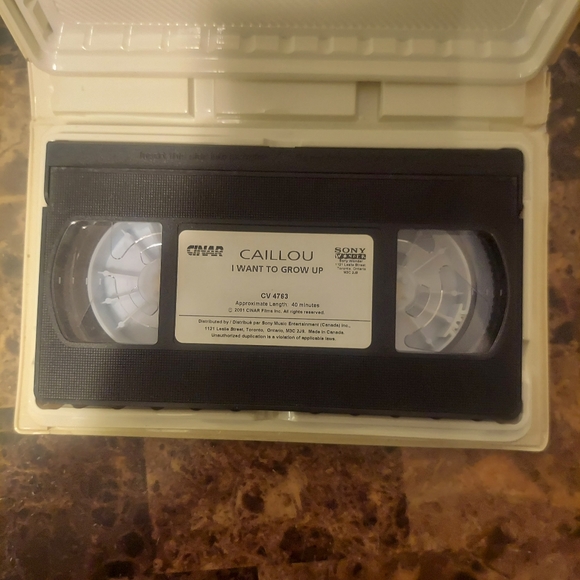 💥3/$25💥 Caillou I Want To Grow Up VHS - Picture 4 of 4
